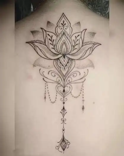 女生后背脊椎处莲花梵花纹身图案(5/9)