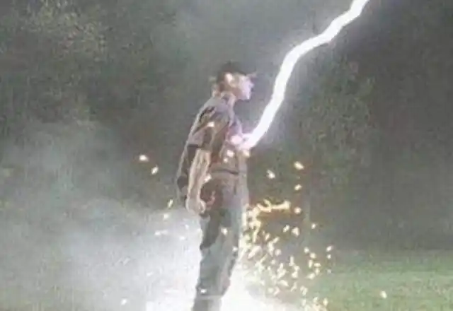 萨摩福特躲闪不及,被闪电劈中.