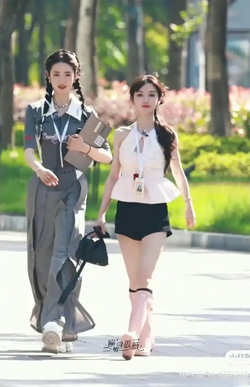 170的田曦薇和177的张艺凡,这个身高差…第一次看到她这么矮,平时都是