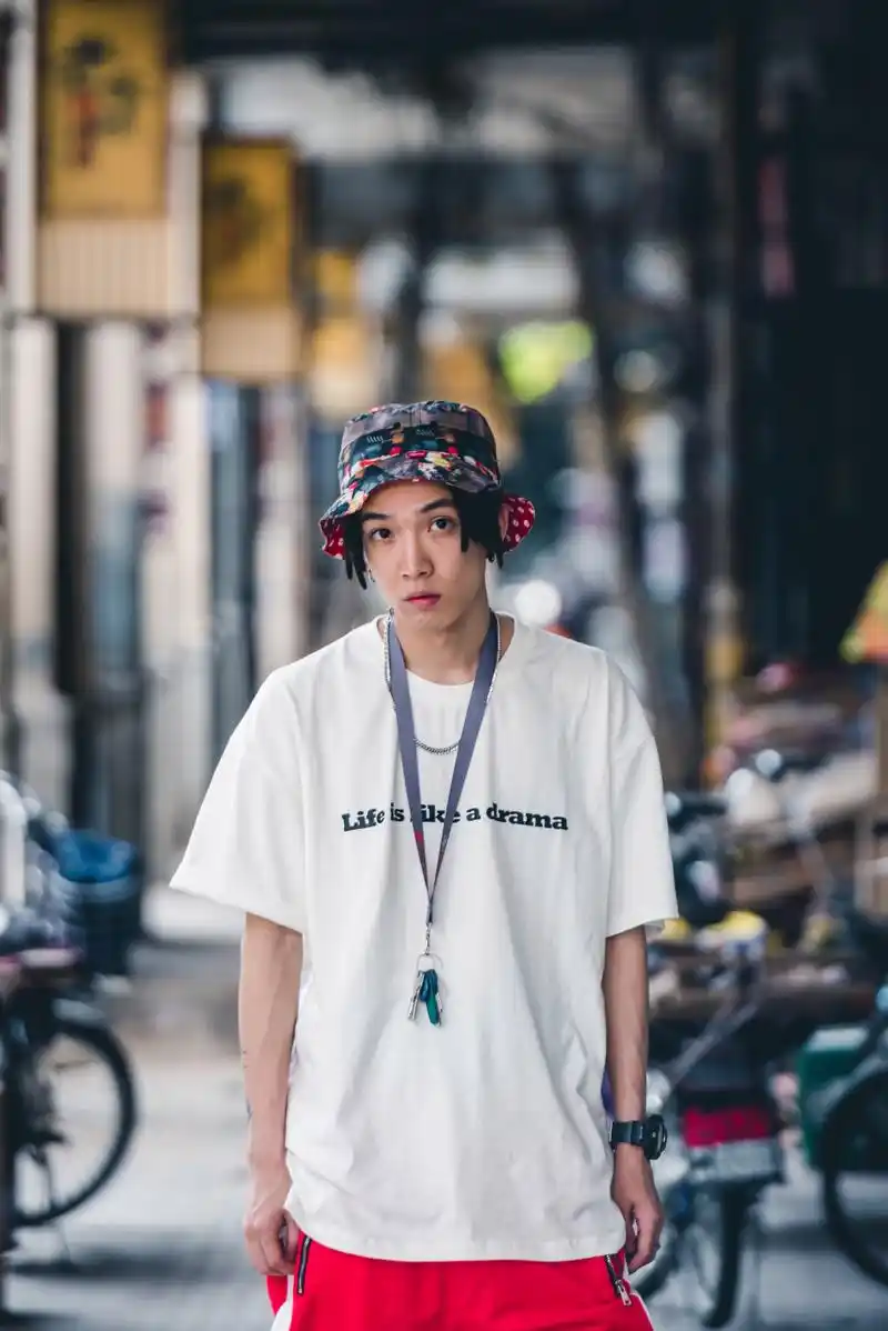 tizzyt演唱会发照!黑长直发型帅气十足,网友:脏辫去哪儿了?