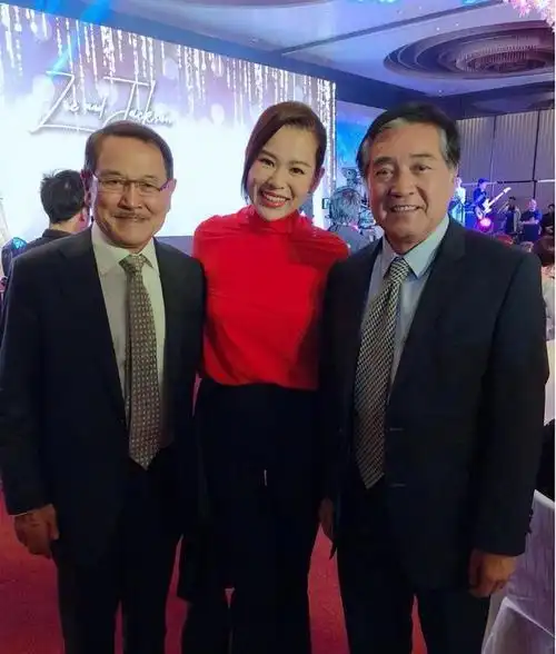 tvb老戏骨秦沛定居加拿大,女儿婚礼笑开怀,日籍妻子未露面