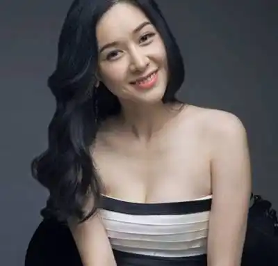 甄锡本人是一个很有才的女生,她的长相属于那种温婉大气类型的,带有