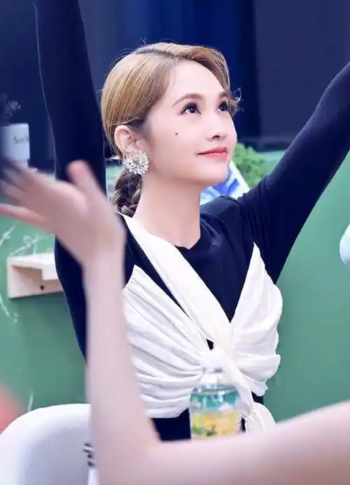 杨丞琳美丽侧脸