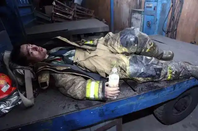 义乌消防员邹宁浩在大火中牺牲 至死仍紧握手中相机