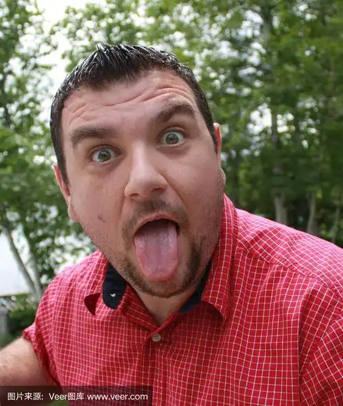 男人伸出舌头