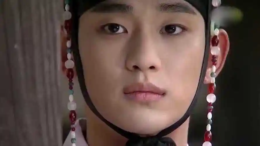 拥抱太阳的月亮阳明君当着金秀贤的面抱韩佳人争风吃醋