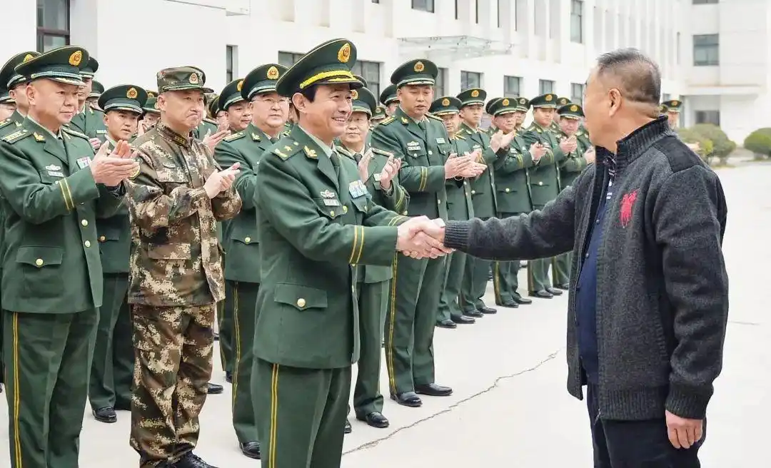 武警甘肃总队张文阁司令员高步明政委为刚卸甲的魏凤桐司令员饯行