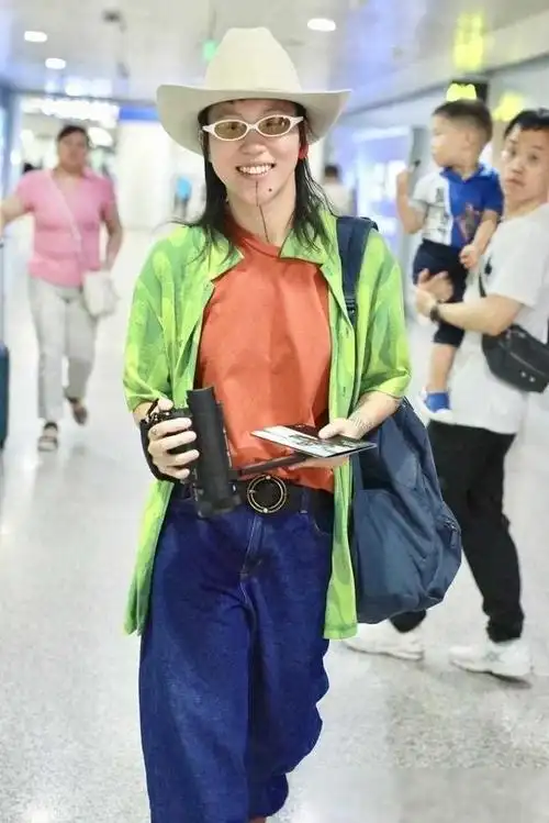 王菲大女儿窦靖童的魔法穿搭原来衬衫t恤这么穿也很时尚洋气