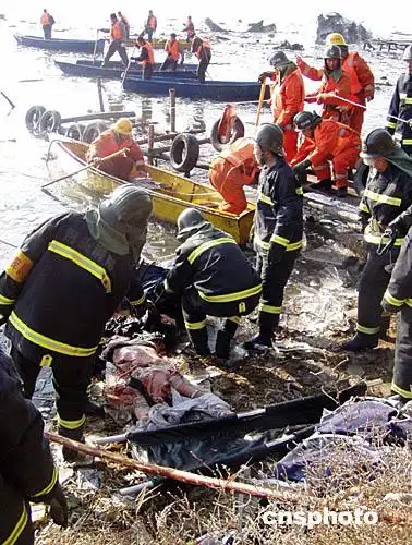图:包头空难54名遇难者遗体全部找到