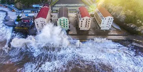 台风"玛莉亚"登陆浙江画面 温岭市沿海一带巨浪拍岸