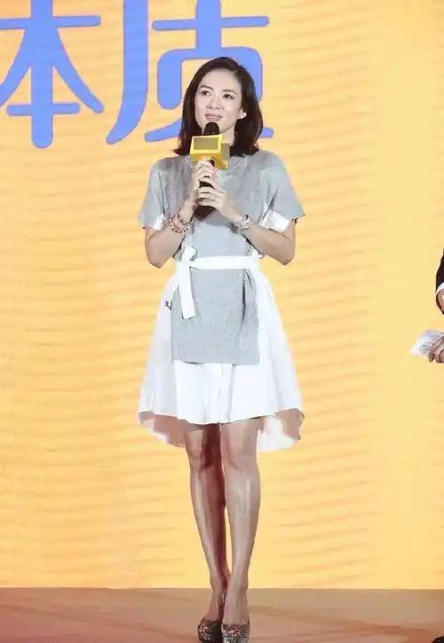 章子怡越穿越年轻,针织开衫配抹胸小黑裙俏皮减龄,哪像70后_设计_白色