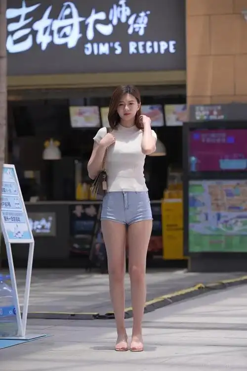 牛仔短裤搭配简单又具有时尚感,穿着清凉又显腿长,充满美的活力