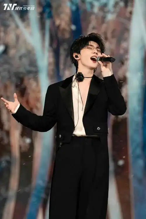 马嘉祺昨晚常州演唱会《蜉蝣》solo舞台全场大合唱了!