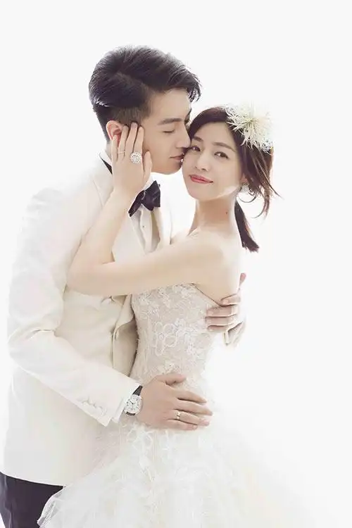 分享到: (记者李岩)从7月5日幸福晒结婚证开始,关于陈晓陈妍希婚礼的