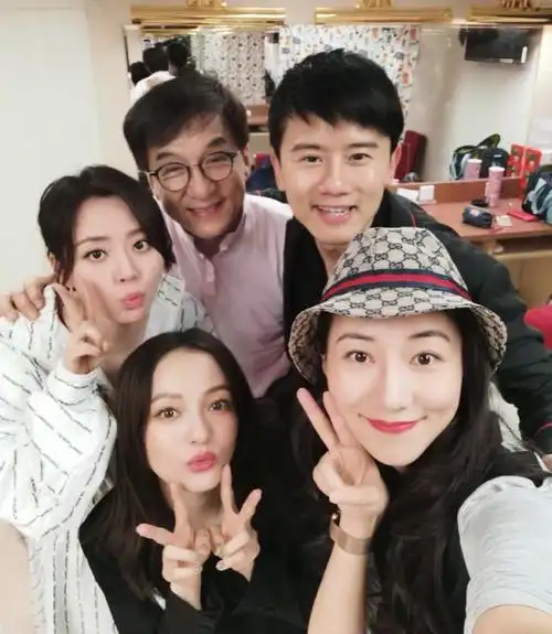 伊的关系,她的母亲本来是一个籍籍无名的人,后来在2007年和歌手张镐哲