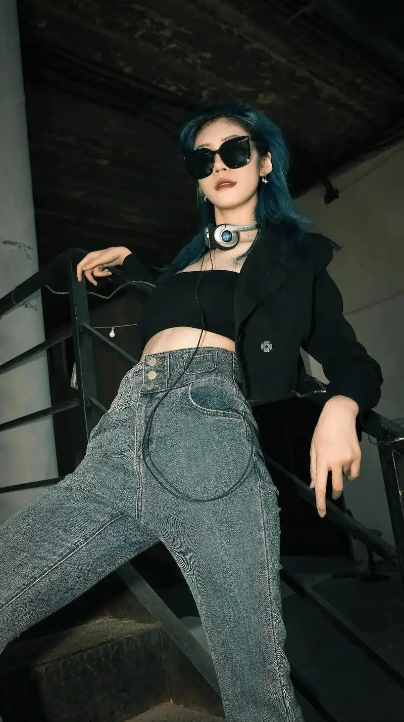 直闪街拍约拍摄影.#氛围感 #酷女孩穿搭 #拍照姿势 #摄影 - 抖音