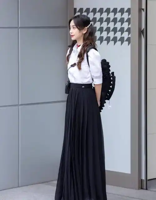 angelababy扮嫩真学不来,白衬衫搭拖地长裙,30岁年龄20岁美貌!