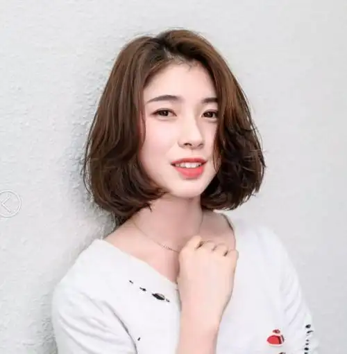网红气垫烫中短发