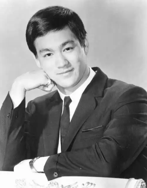 人类群星闪耀(72)——李小龙 单拳只脚定乾坤,却死于一粒小药丸?