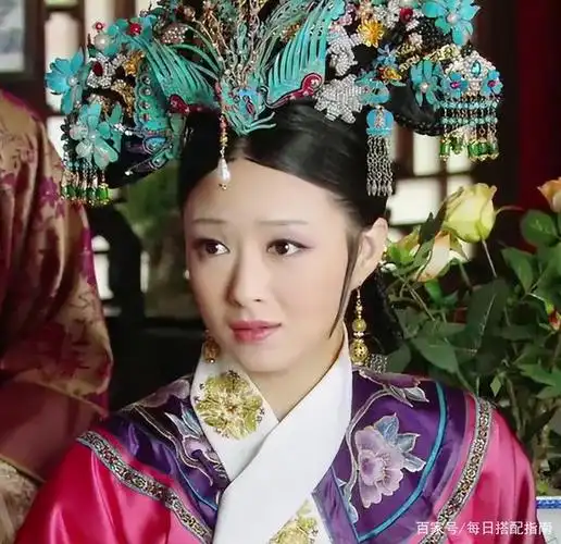 华妃的旗装造型这基本算是僭越了,但是皇帝依然默许她带这样华丽的