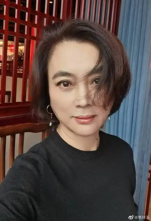 西游记中玉兔精扮演者李玲玉晒自拍大眼睛尖下巴甜笑迷人