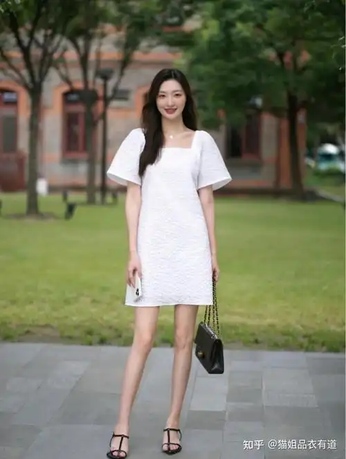 就比如说杭州女生穿着的这套look:黑色垫肩西装 水墨画元素的及踝长裙