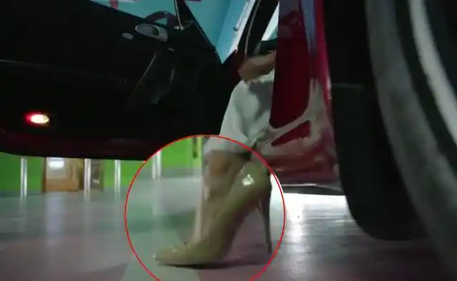 安迪你居然穿着高跟鞋开车?好像有什么不对的地方!咦?