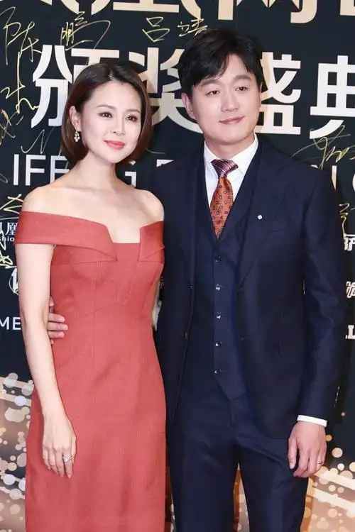 佟大为妻子关悦好大气啊穿红色礼服看着很端庄和佟大为真般配