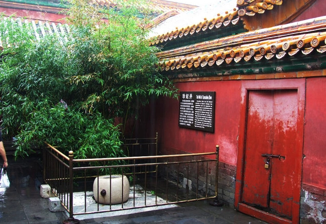 珍妃井,在宁寿宫北端的贞顺门内,原本只是一眼普通的无名水井