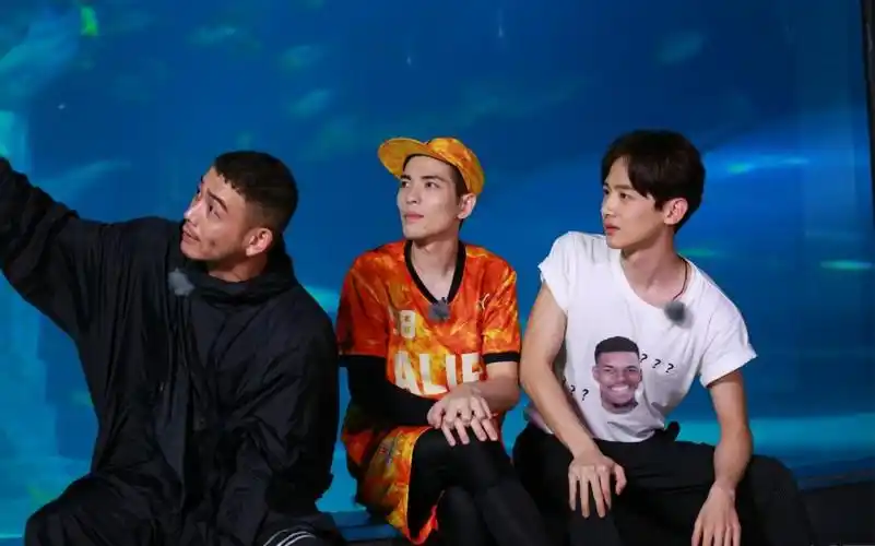 《我们战斗吧》综艺高清壁纸