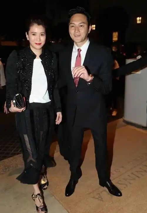 原创袁咏仪的气场太强了一身黑白造型很大气张智霖都被比下去了