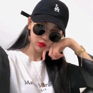 qq头像帽子女生高清时尚的戴帽子真人女头