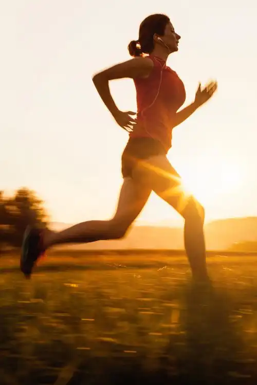 日落时分在户外跑步的年轻女子图片下载