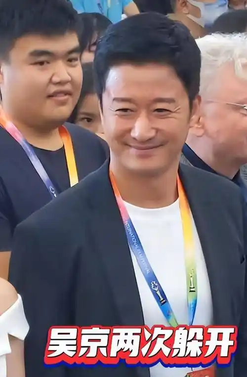 贴身合影亲密无间,强颜欢笑尬到极点_甄子丹_网友_游戏