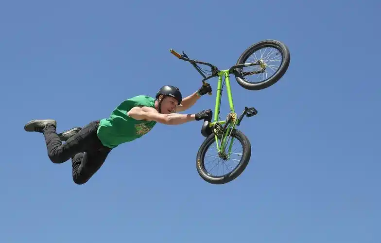 小轮车极限表演助力冒险游乐场