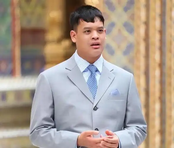 泰国小王子年满18岁,母亲是最美王妃,他却完全继承了父亲的颜值