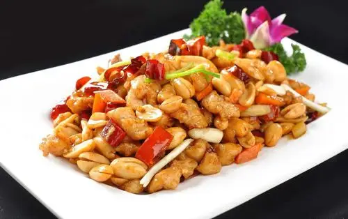 就来为大家分享一下这道宫保鸡丁的简单吃法,虽然不一定是最正宗的