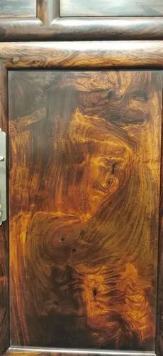 一张极品纹理的大红酸枝独板三联橱器型经典纹理太漂亮了