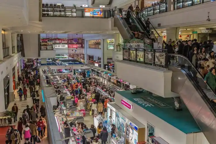 商场里人山人海. 陈高君 摄