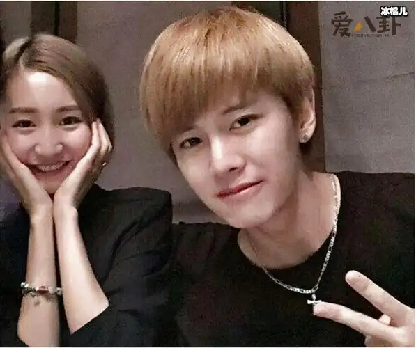 任嘉伦和老婆一家三口照片, 他们二胎出生了吗有几个孩子