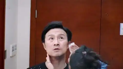 《妻子的浪漫旅行》汪峰摘眼镜面貌大曝光 网友没想到是这个样子