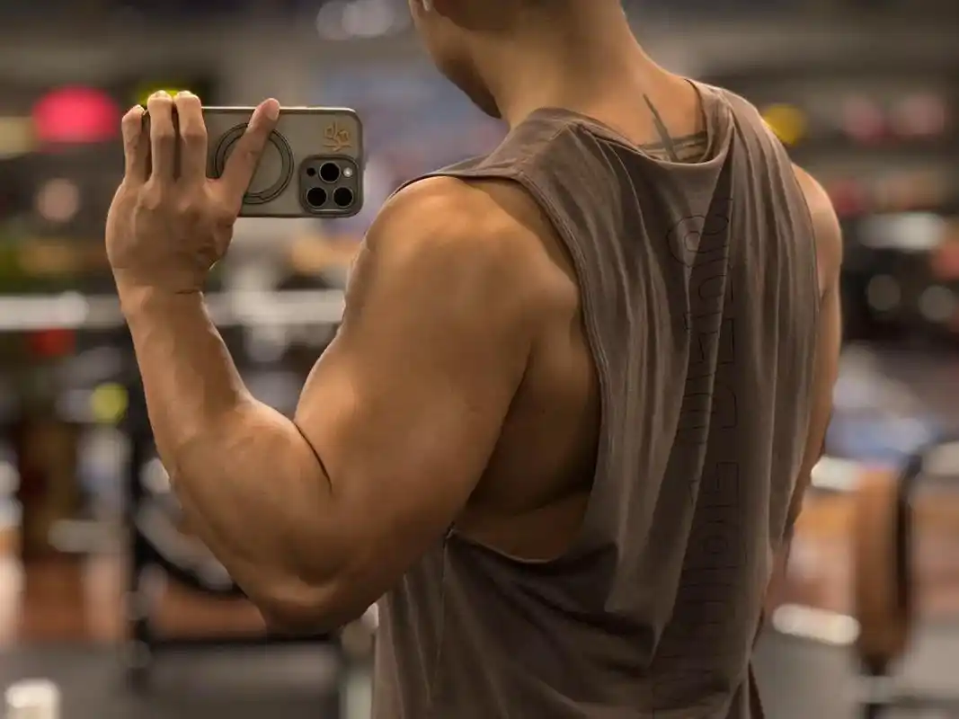 一场大雨,带来片刻安逸.#健身穿搭男生 #小麦色皮肤 - 抖音