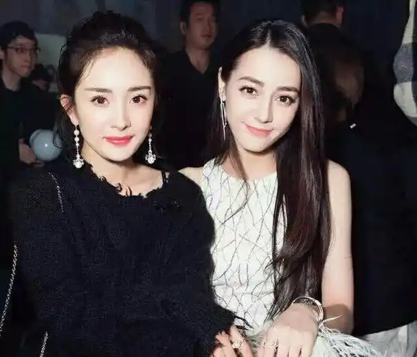 杨幂为迪丽热巴庆生,姐妹情深感动网友,两美女的友谊有多深