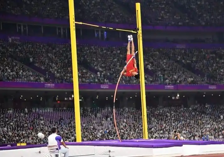 组图:中国选手黄博凯获亚运会男子撑杆跳高亚军