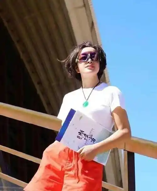 69岁刘晓庆比年轻人还会穿,白色t恤配老爹裤,减龄20岁不止