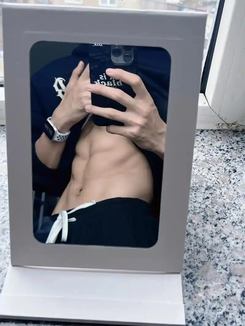 降温了 记得把衣服穿好.#男高中生 #对镜拍 #腹肌 - 抖音