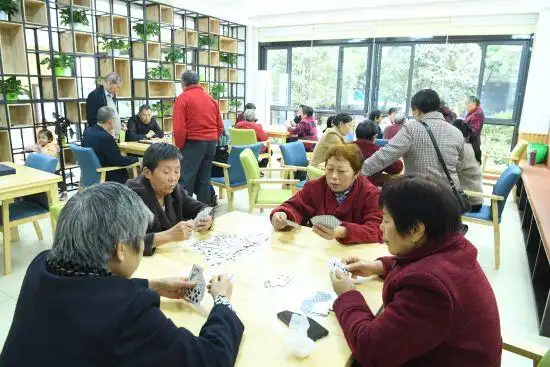 图为老人们在和睦路社区老年活动中心内休闲玩耍.陈超 摄