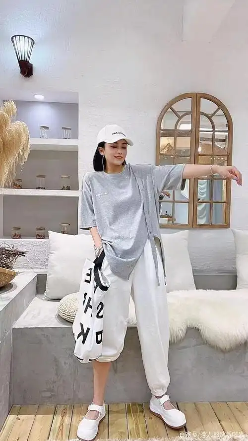 2021年女夏款时尚不规则t恤 卫裤和t恤 背带裙的穿搭