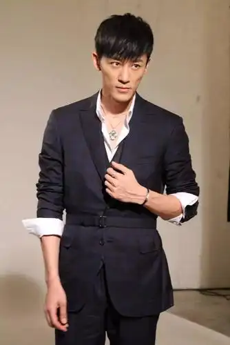 林峰高温穿丝绒 衣着品味潮过头!