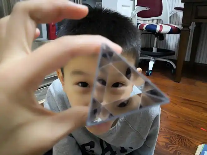 自制万花筒德信现代学校阳光2.2班 朱宸希